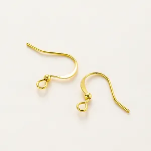 Detalle macro de ganchos franceses bañados en oro de 14K con cuentas para bisutería artesanal