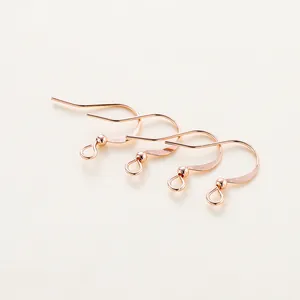 Detalle de cuatro ganchos para pendientes en oro rosa de 14K para creación de joyas DIY