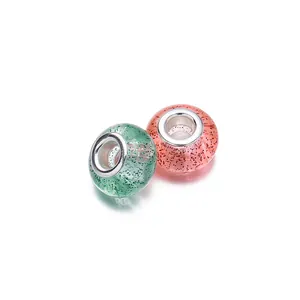 Vista macro de cuentas de resina con agujero grande y núcleo de plata para pulseras