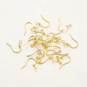 Vista macro de ganchos para pendientes bañados en oro 18K con cuentas para joyería DIY