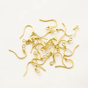 Detalle de ganchos para pendientes bañados en oro de 14K para joyería hecha a mano DIY