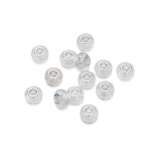 Detalle macro de cuentas de resina brillante con núcleo de metal para pulseras de DIY