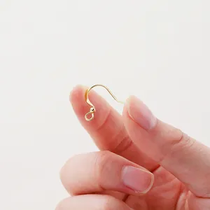 Ganchos para pendientes bañados en oro de 18K con detalle de bola para joyería artesanal