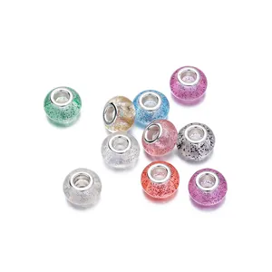 Detalle de cuentas de resina de colores con lentejuelas brillantes y núcleo de metal