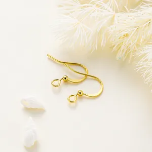 Detalle de ganchos para pendientes DIY bañados en oro de 14K con cuentas y aros abiertos