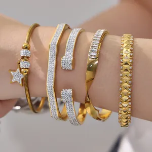 Ensemble de cinq bracelets en acier inoxydable plaqué or 18 carats avec oxydes de zirconium