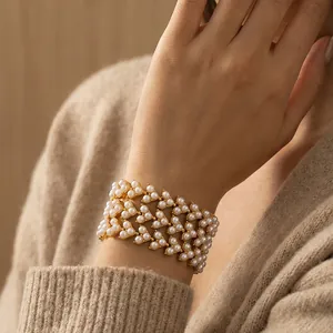 Bracelet élégant à plusieurs rangées de perles avec base en acier doré 18 carats pour femme