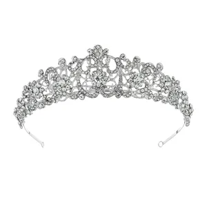 Corona de novia barroca plateada con patrones calados y cristales brillantes