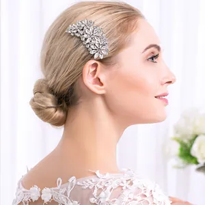 Peigne à cheveux de mariée élégant avec strass argentés sur chignon dans scène de mariage