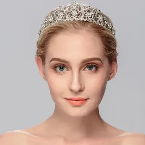 Corona de novia barroca plateada con curvas florales y cristales blancos brillantes