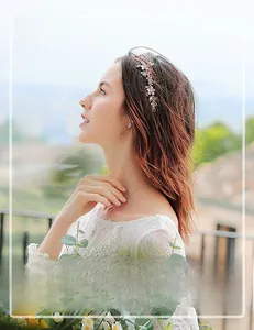Vue détaillée du serre-tête de mariée fait main avec strass et motif de fleurs