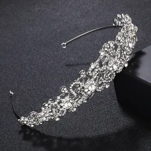 Primer plano de tiara nupcial plateada con patrones de enredadera y diamantes de imitación