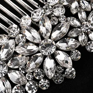 Peigne à cheveux de mariée luxueux avec motifs floraux argentés et strass brillants