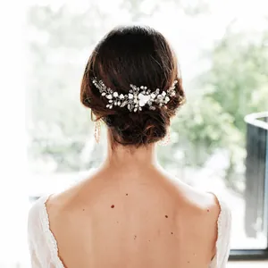 Eleganter Brauthaarkamm mit weißen Stoffblumen, Perlen und Kristallen für Hochzeitsfrisuren