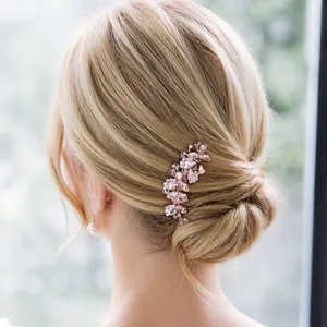 Eleganter Brauthaarkamm in Roségold mit Kristallblättern für die Hochzeitsfrisur