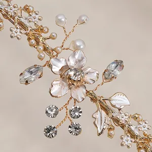 Serre-tête de mariée or rose avec fleur en émail faite main, perles et strass