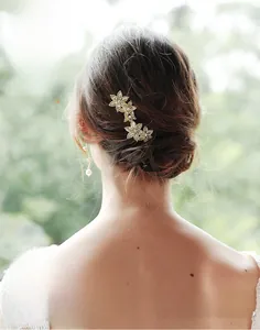 Détail d'une épingle à cheveux étoile avec strass dans un chignon de mariée élégant