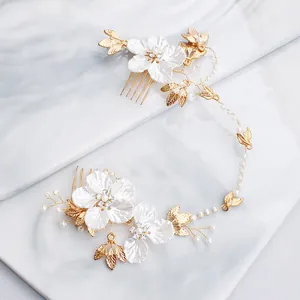 Detailaufnahme Braut Haarkamm mit Muschelblüten, Perlen und glänzenden Strasssteinen