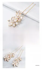 Détails de l'épingle à cheveux fleurie en strass brillants avec base dorée