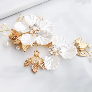 Detailaufnahme des handgefertigten Brauthaarkamms mit Muschelblumen und Perlen