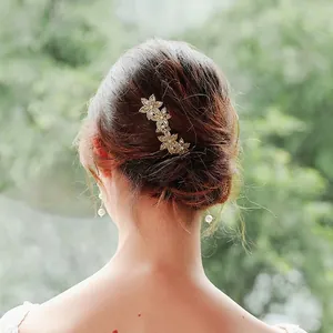 Peigne à cheveux de mariée élégant avec fleurs en strass et métal doré pour mariages