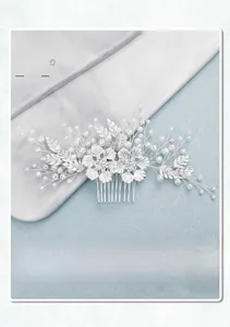 Détail d'un peigne de mariée fait main avec des fleurs en métal argenté et perles factices