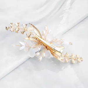 Elegante pinza para el pelo con flores de perlas y cristales sobre base de aleación dorada