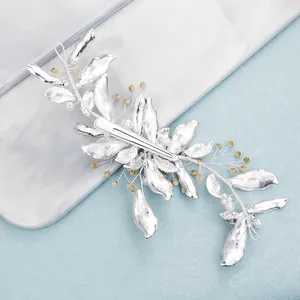 Pinza para el pelo con hojas plateadas y perlas blancas con cuentas amarillas en mármol
