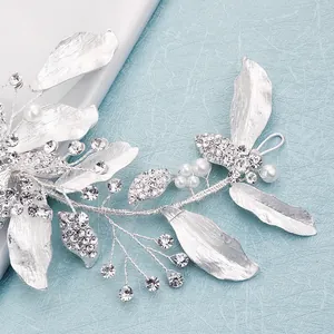 Tocado de novia elegante con hojas plateadas, perlas blancas y brillantes de imitación