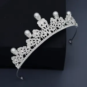 Lussuosa tiara da sposa in argento con motivi traforati, perle e strass scintillanti