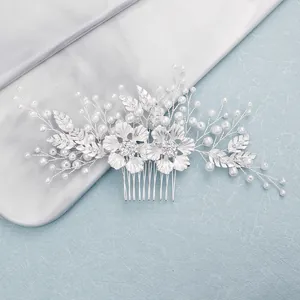 Peigne à cheveux de mariée avec fleurs en alliage argenté, strass et perles sur fond marbre