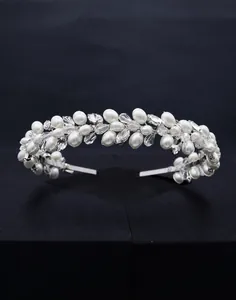 Gros plan d'un serre-tête artisanal avec perles blanches et cristaux facettés