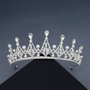 Detailansicht eines silbernen Braut-Tiaras mit funkelnden Strasssteinen und weißen Perlen