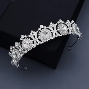 Nahaufnahme der silbernen Braut-Tiara mit funkelnden Kristallen auf schwarzer Box