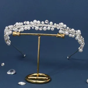 Détails macro d'un serre-tête de mariée fait main avec perles élégantes et strass brillants