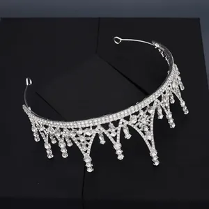 Eleganter silberner Braut-Kronen-Set mit glitzernden Kristallen und geometrischen Mustern