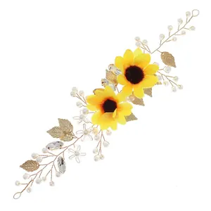 Serre-tête de mariée avec tournesols jaunes, feuilles dorées et cristaux sur fond blanc