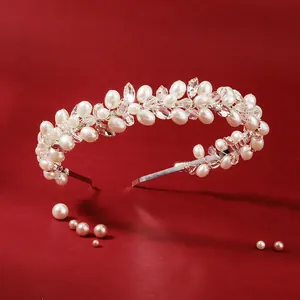 Diadème élégant en argent avec perles blanches et cristaux sur un fond rouge vif