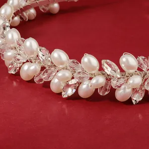 Serre-tête de mariée élégant fait main avec perles et cristaux sur fond rouge vif