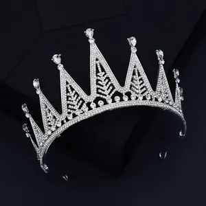 Couronne de mariée luxueuse en argent avec cristaux sur une boîte cadeau géométrique