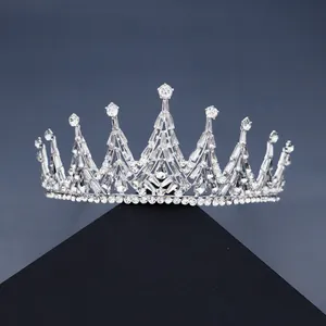 Elegante zilveren bruidskroon met fonkelende kristallen strass voor bruiloften en feesten