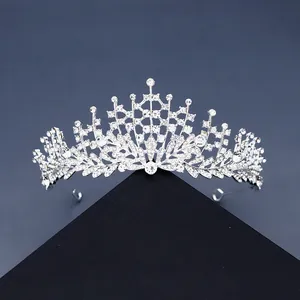 Elegante zilveren tiara met kristallen op moderne zwarte standaard voor bruiloft of feest