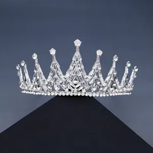Gros plan détaillé d'une couronne de mariée argentée avec strass et zircons sophistiqués