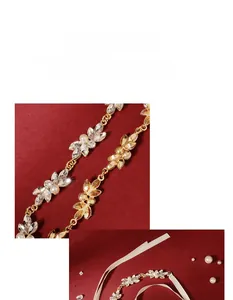 Gros plan détaillé du bandeau de mariée avec cristaux, perles et fil de cuivre doré
