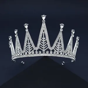 Détail macro de tiare de mariée argentée avec strass poire sur socle sombre