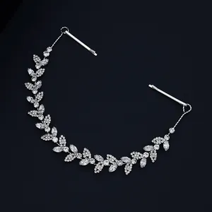 Vite per capelli da sposa in argento con cristalli e strass su uno sfondo blu scuro