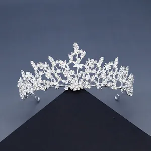 Gros plan détaillé de la couronne de mariée argentée avec strass scintillants