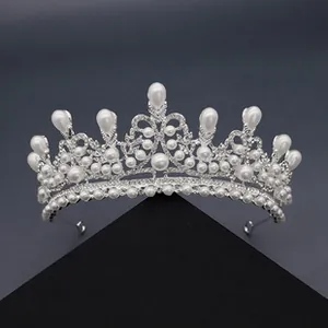 Détail macro d'une couronne de mariée en métal argenté avec perles et strass scintillants
