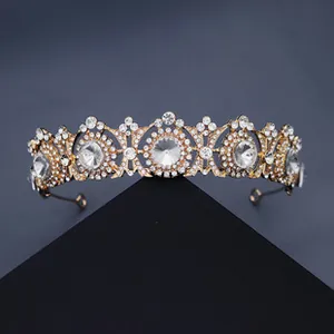 Détails d'une couronne de mariée dorée avec strass sur un fond sombre élégant