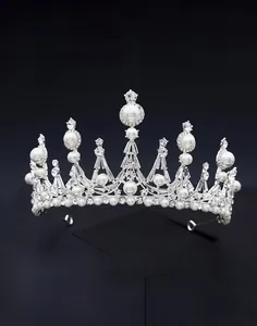 Détail de ce diadème argenté orné de strass brillants et de perles blanches délicates